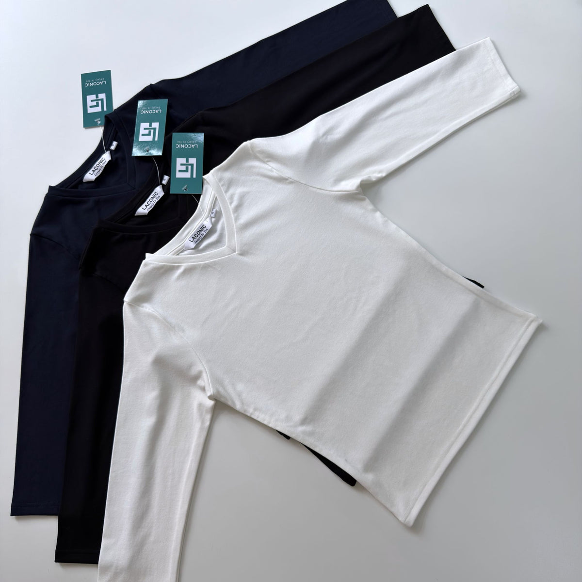 Contour V - Neck Quarter Sleeve Fitted Top